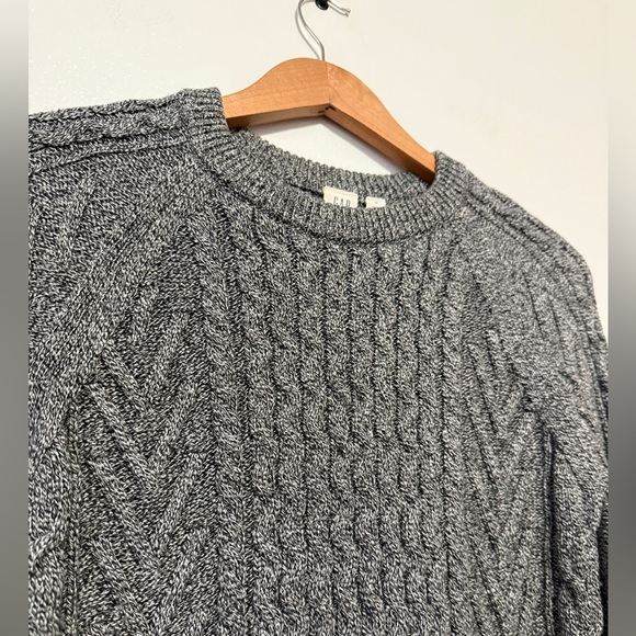 GAP Grey Heathered Classic Sweater Cozy Winter Crew Neck Cable Knit Medium - Picture 2 of 7